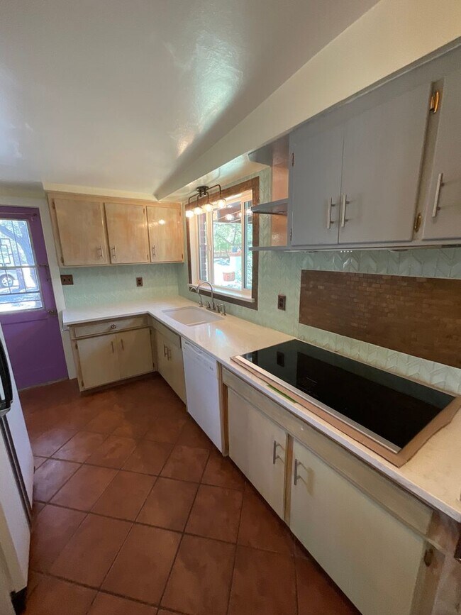 Building Photo - Eastside home with privacy on cul-de-sac