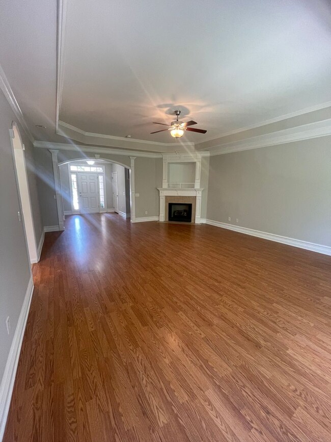 Building Photo - 3 Bedroom, 2 Bath Townhome Minutes from Ha...