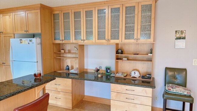 Building Photo - Available late August: this spacious 3brm/2 bath rambler near Whatcom Falls Park