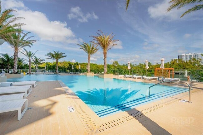 Building Photo - 16385 Biscayne Blvd