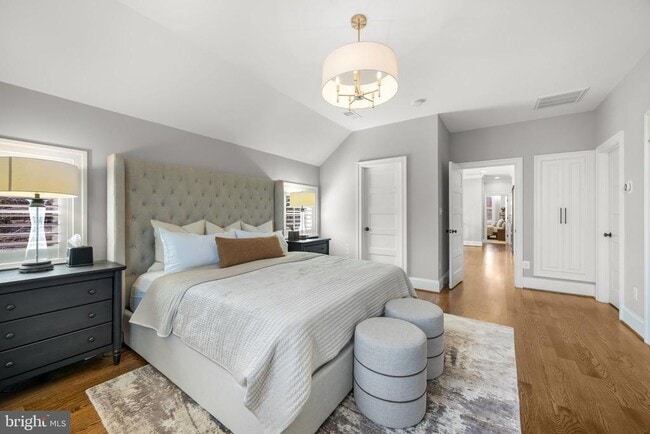 Building Photo - 323 S West St