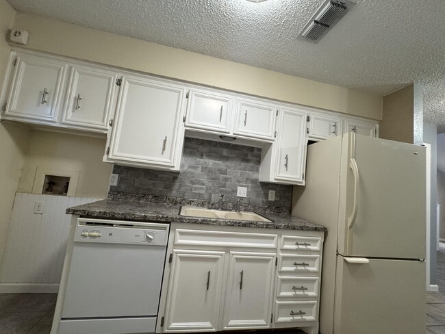 Building Photo - 121 Troy Ave