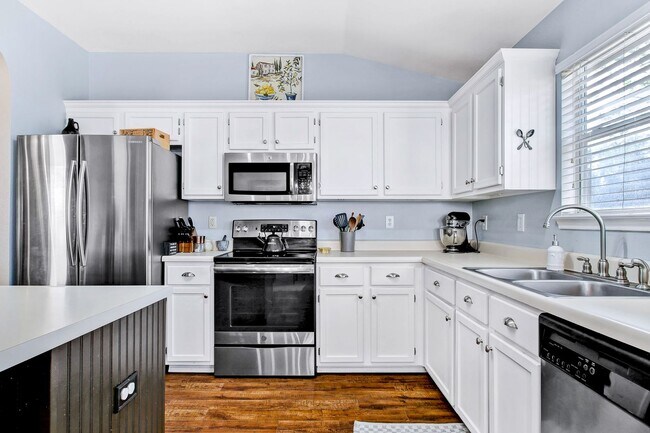 Building Photo - Stunning Open-Concept Home with Modern Amenities and Prime Location