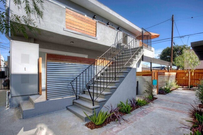 Building Photo - 1543 Stanford St