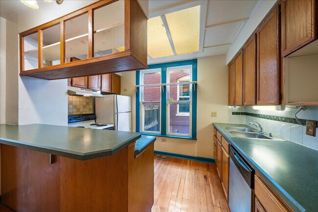 Building Photo - Beautiful 3 Bedroom Victorian Home, With B...