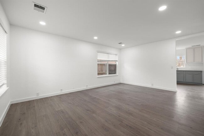 Building Photo - 2204 Founder Dr