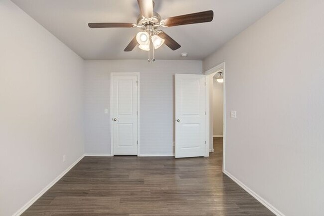 Building Photo - Cutest 3/2/2 Craftsman Style Home!