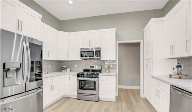 Building Photo - 2608 Desert Sands Dr