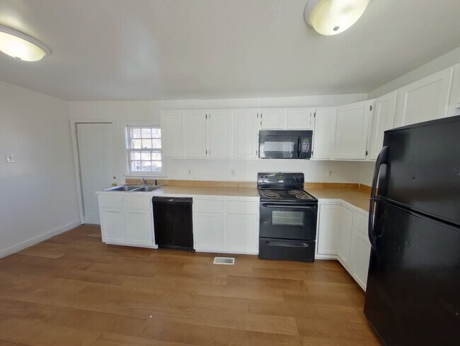 Building Photo - Updated 2BR Townhouse