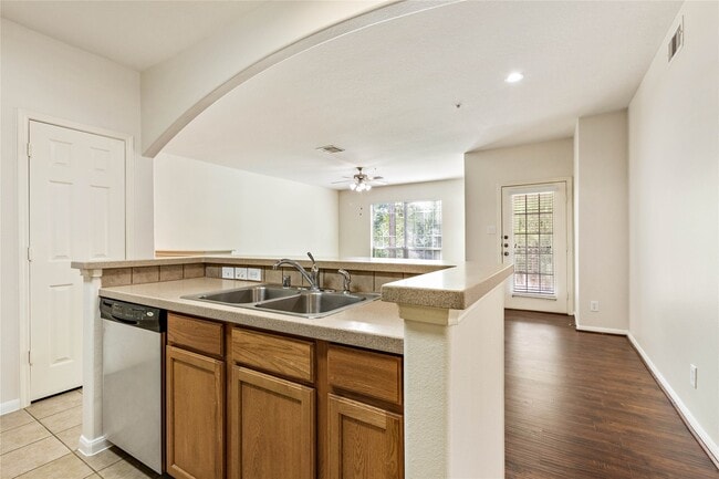 Building Photo - 6607 Lake Woodlands Dr