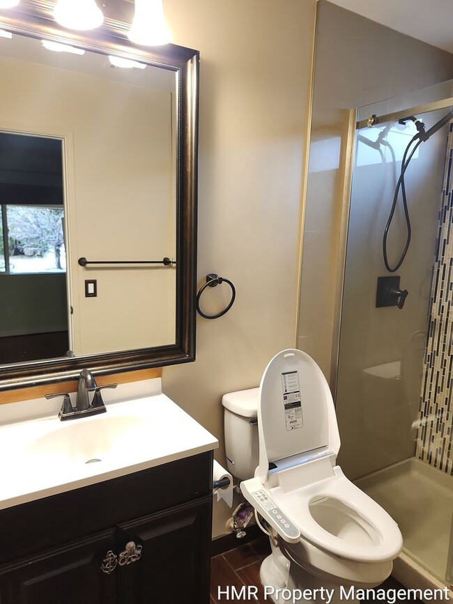 Building Photo - House on cul-de-sac with big back yard