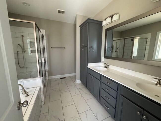 Building Photo - Like New and Move-in Ready!!