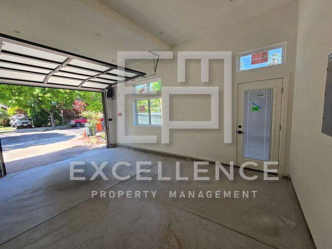 Building Photo - Brand New Build 5/5 Home & 2/2 Cottage - C...