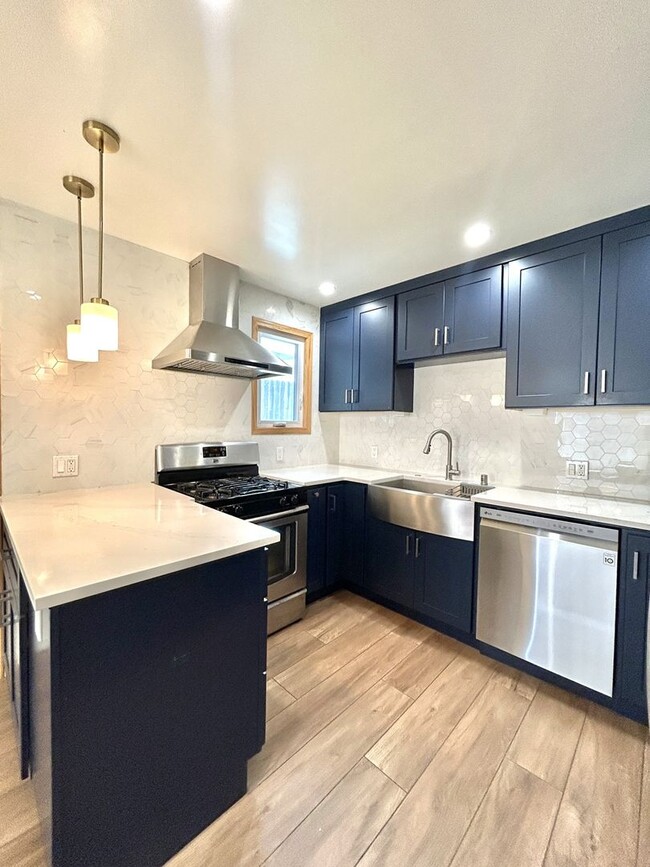 Building Photo - Beautifully Remodeled 3 Bed/1 Bath Home with Fenced Backyard Available NOW!