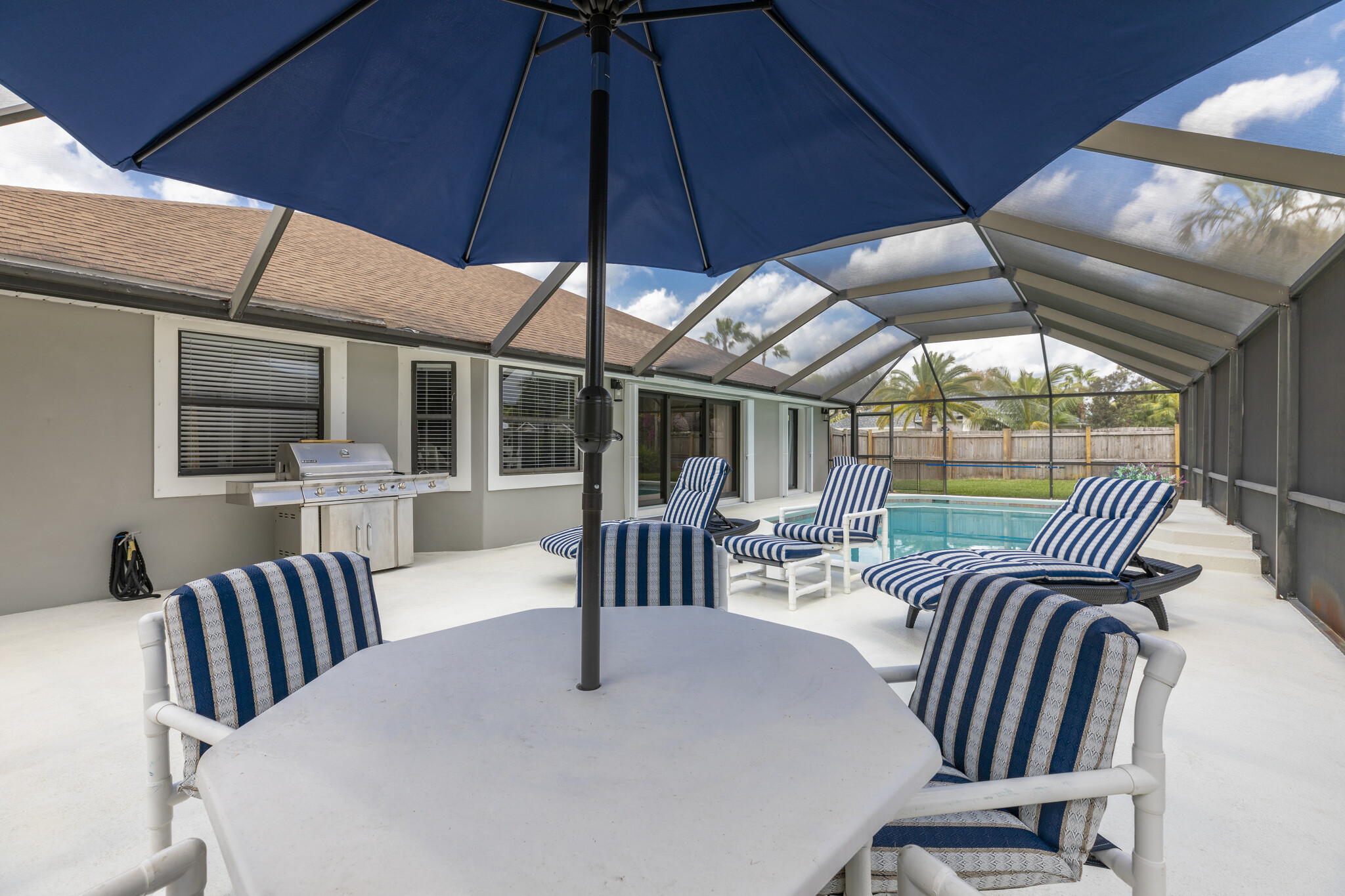 Screened-in pool area - 955 SW Sand Oak Dr