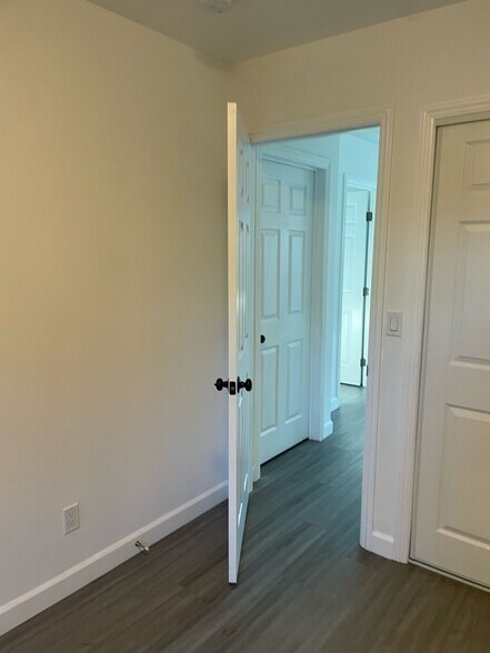 Building Photo - 265 E 69th Way