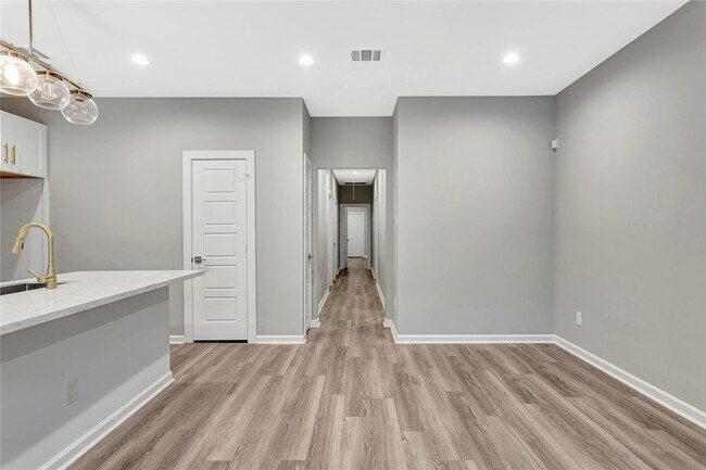 Building Photo - 6824 Dumble St