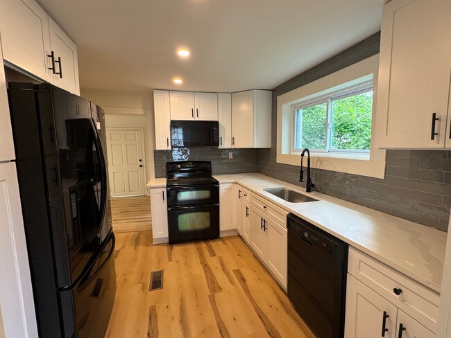Building Photo - Gorgeous Fully Remodeled 2-Bedroom Home in...