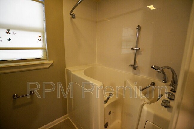 Building Photo - 3147 Little Farms Dr