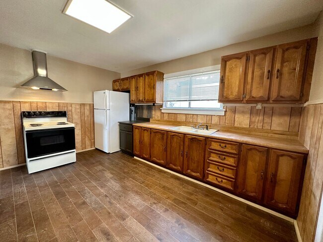 Building Photo - 3 Bed / 2 Bath Custom Pioche House