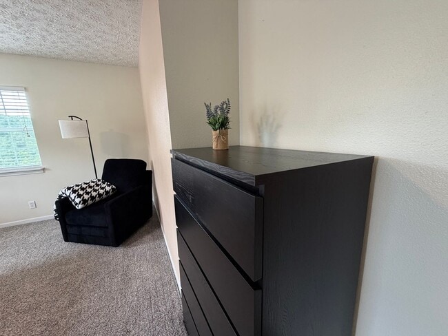 Building Photo - Fully Furnished Short Term Rental!