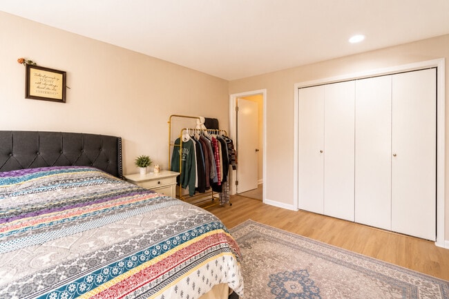 Building Photo - 530 Shorely Dr