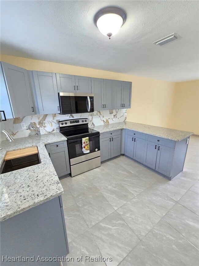 Building Photo - 611 Memorial Dr