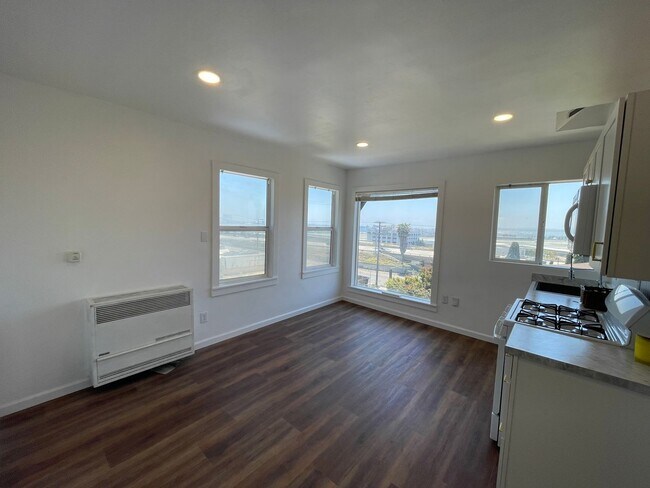Building Photo - Remodeled 1BD in Mission Hills with Views of the San Diego Bay, Onsite Laundry, and Lots of Natur...