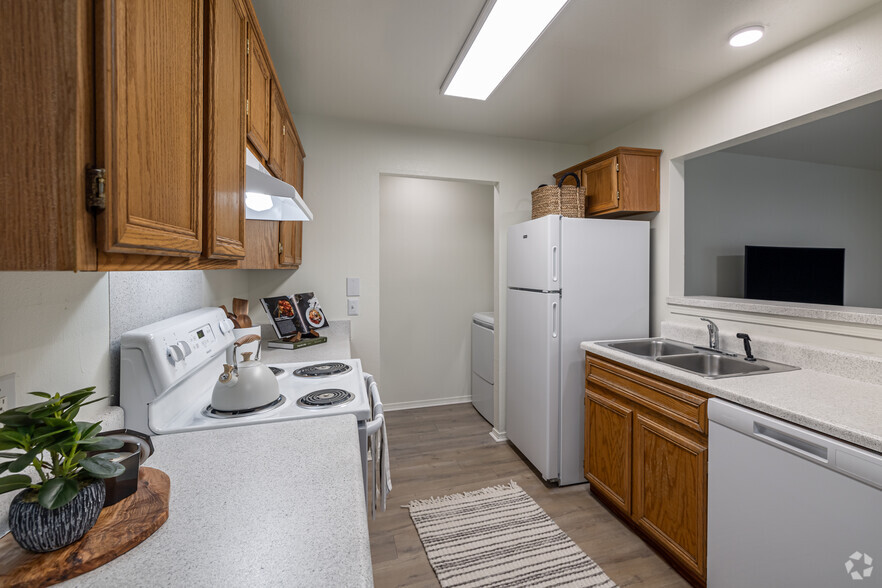 2BR, 2BA - 912SF - Kitchen - Revive Benton Apartments