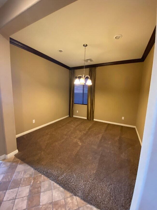Building Photo - Fabulous Former Model Home!