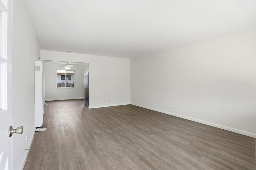 Building Photo - 2105 Royal Dr