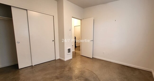 Building Photo - Unique 2 BD | 1 BA Home - SE Portland