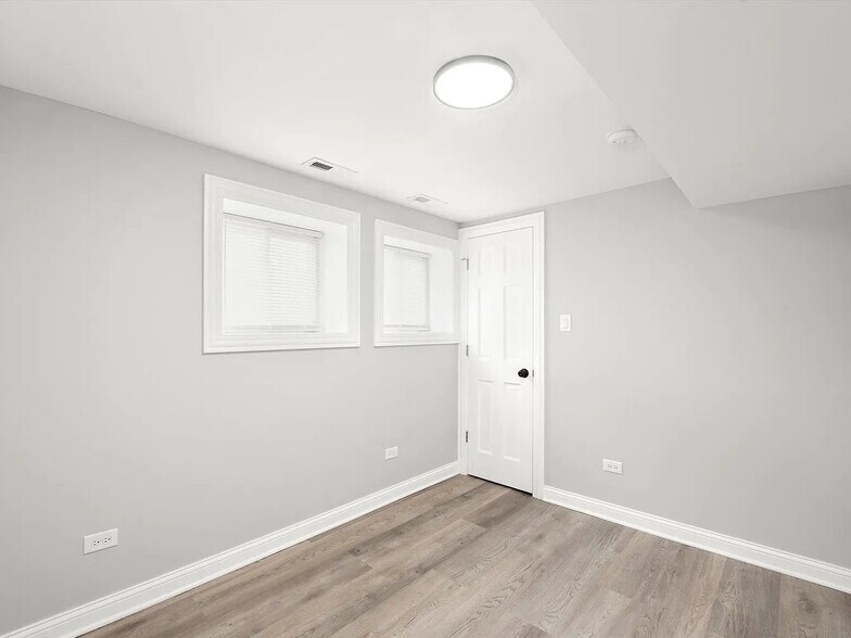 Building Photo - 10506 S Edbrooke Ave