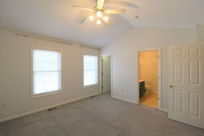Building Photo - 3 story townhome with fenced in yard for rent in Taylor Springs