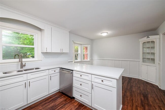 Building Photo - 5525 Greenefield Dr S