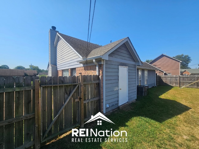 Building Photo - MEMPHIS CHARMER! | Vaulted Ceilings & Brick Fireplace | 3 Bed / 2 Bath