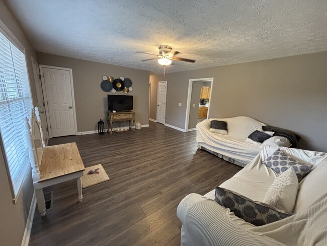 Building Photo - 608 Lakeview Dr