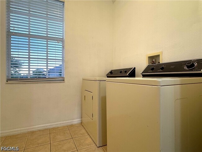 Building Photo - 117 Shadow Lakes Dr