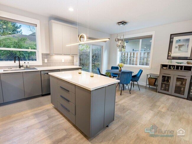 Building Photo - Fully Furnished Lake Oswego Gem!!!!