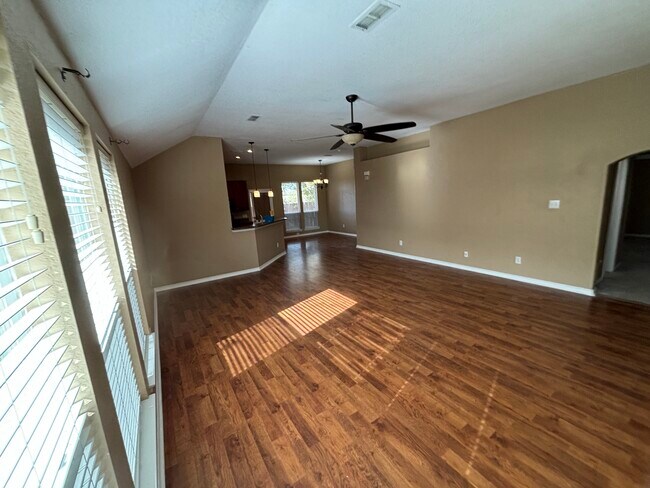 Building Photo - 3003 Lake Ridge Dr