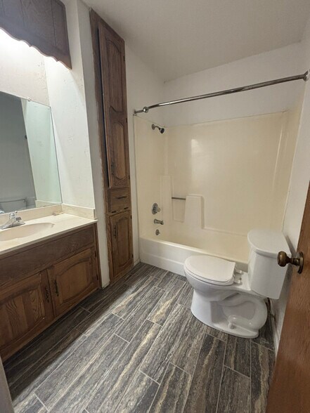 Building Photo - 1931 Post Oak Dr