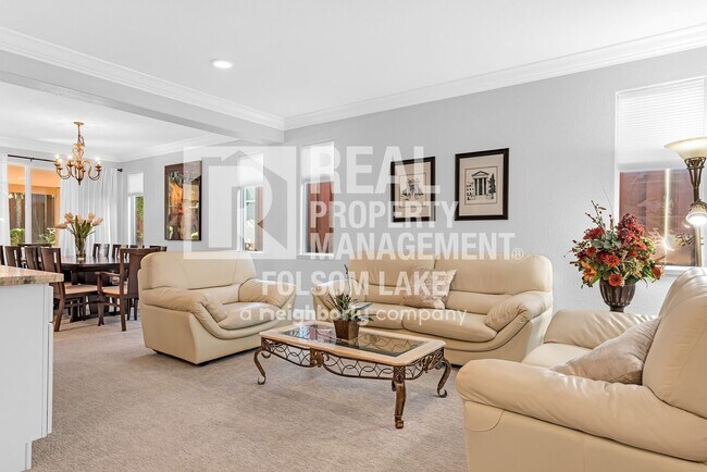 Building Photo - Fully furnished 5bd 3ba home in desirable Carmichael neighborhood