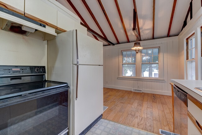 Building Photo - 285 Deepwood Dr
