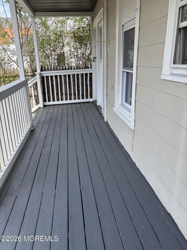 Building Photo - 68 Maple Ave