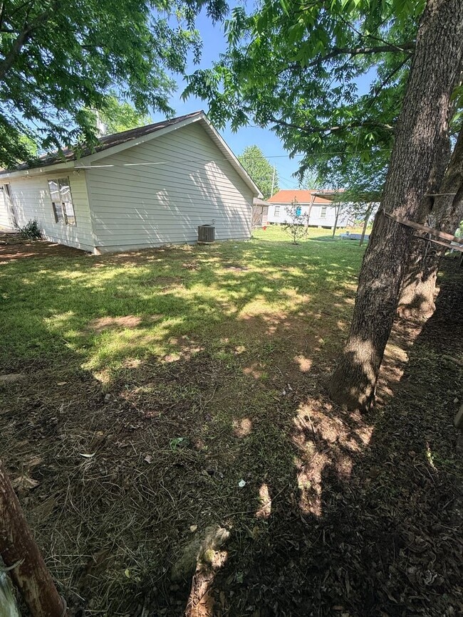 Building Photo - 3 bedroom 2 bath house