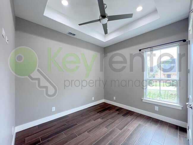 Building Photo - Gorgeous 4 bed/4 bath home, now available ...