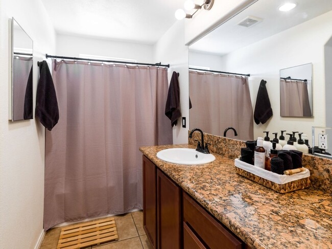 Building Photo - Spacious 4 Bedroom 2 Bathroom Home With A Pool