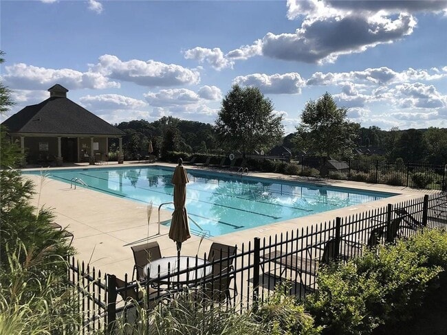 Building Photo - 1750 Dahlia Dr