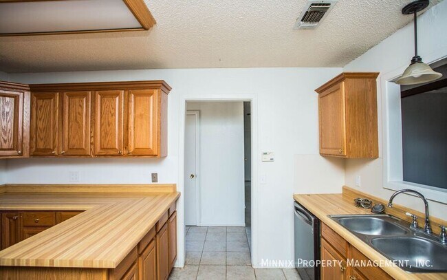 Building Photo - 4628 Kemper St