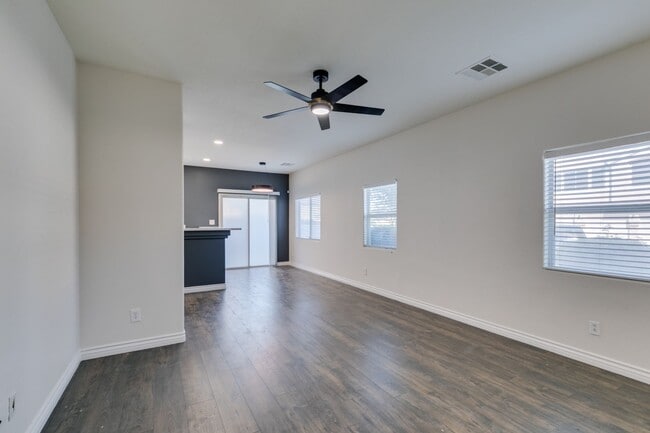 Building Photo - Stylish Townhouse Near the Strip with Dual Suites